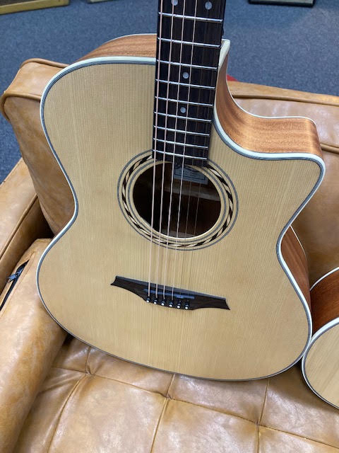 Bromo BAA2CE acoustic / electric guitar