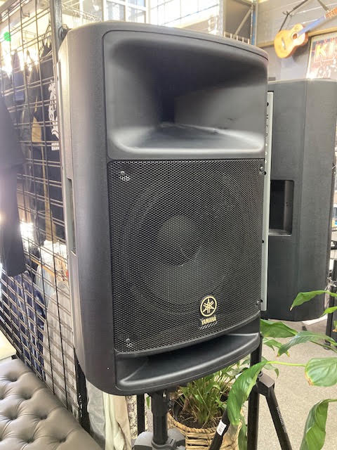 Yamaha MSR400 speakers pair w/ stands . (preowned)