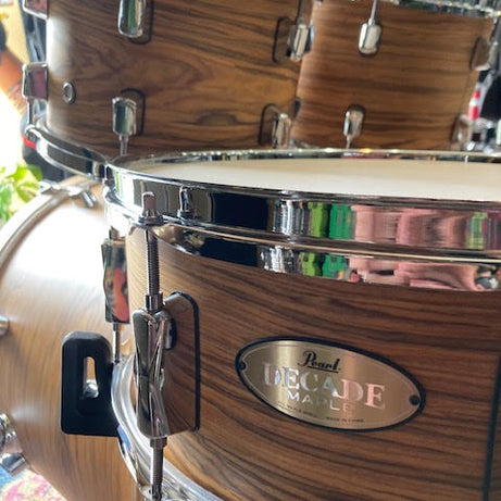 Pearl Decade Maple Satin Caramel Veil drum kit package