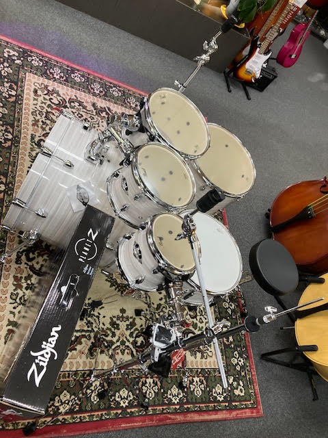 Pearl Export EXX Fusion plus Slipstream White  w/ zildjian cymbals + Bonus 8" Tom