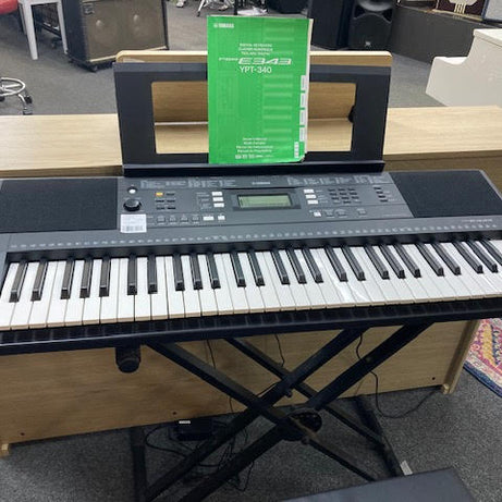 Yamaha PSRE343 keyboard w/ stand (preowned )