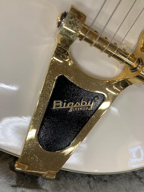 Gretsch G5422T6 White Electric Guitar in Hiscox Hardcase