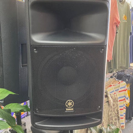 Yamaha MSR400 powered speakers x 2 Preowned with stands .