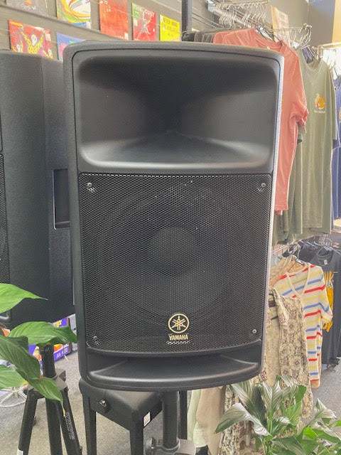 Yamaha MSR400 powered speakers x 2 Preowned with stands .