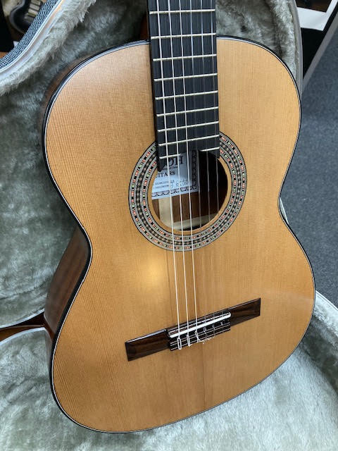 Katon MCG35/C 3/4 guitar w/ hardcase (preowned)