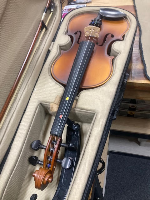 Vivo 4/4 violn w/ shoulder rest (preowned)