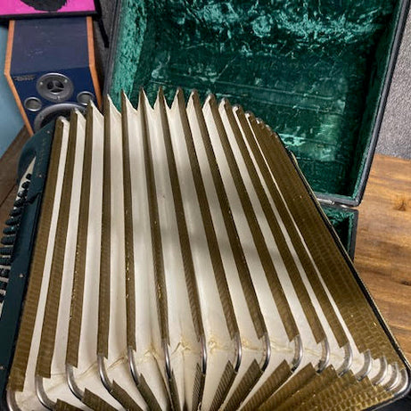 Hohner Arietta IIM accordian