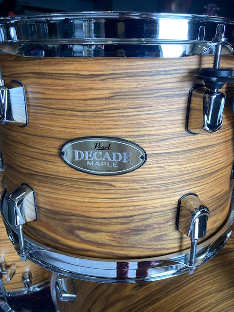 Pearl Decade Maple Satin Caramel Veil drum kit package