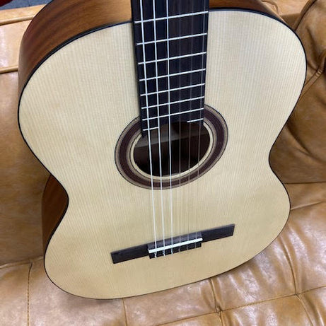 Alura classical guitar w/gigbag