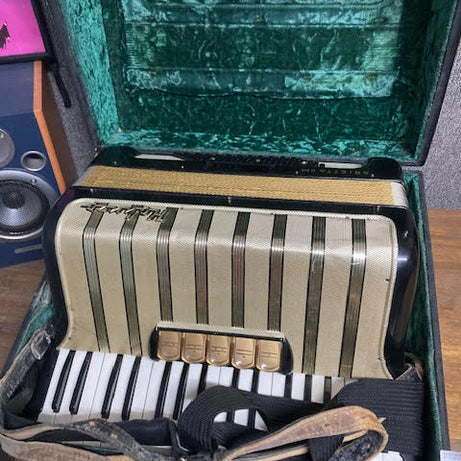 Hohner Arietta IIM accordian