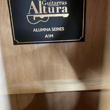 Alura classical guitar w/gigbag