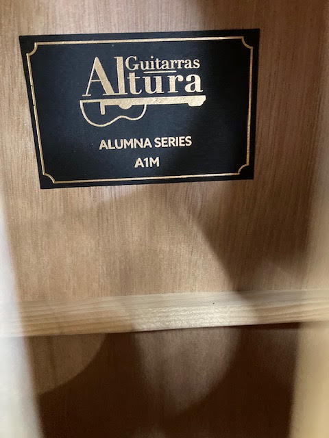 Alura classical guitar w/gigbag