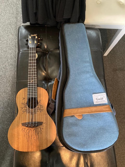 Veelah Concert Ukulele solid Acacia top w/ gigbag
