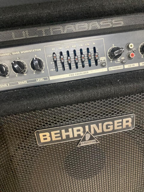 Behringer Bass Amp Ultrabass 900 (prewoned)