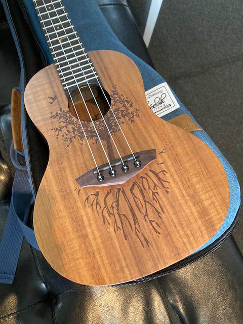 Veelah Concert Ukulele solid Acacia top w/ gigbag