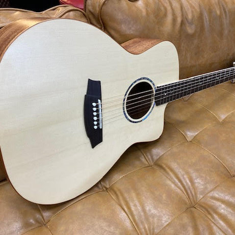 Cole Clark All solid Spruce/Mahogany w/ gigcase Brand New