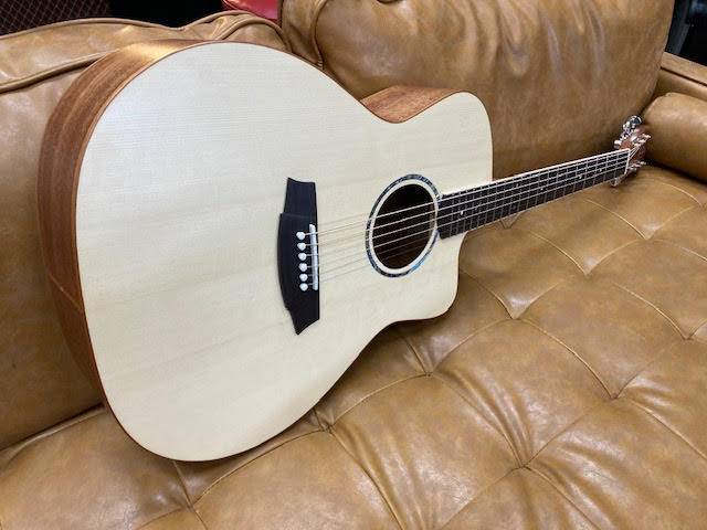 Cole Clark All solid Spruce/Mahogany w/ gigcase Brand New