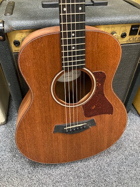 Preowned Taylor GS Mini w/ deluxe gigbag