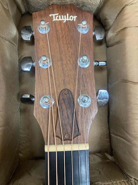 Taylor 210 acoustic guitar w/ Taylor bag (preowned)