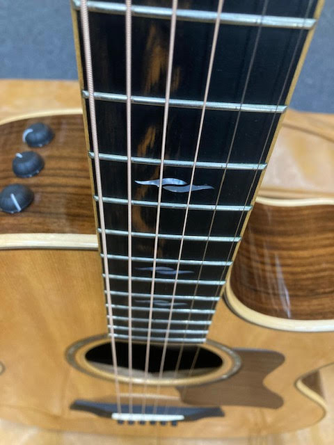 TAYLOR 814ce ACOUSTIC ELECTRIC GUITAR W/ CASE (PREOWNED)