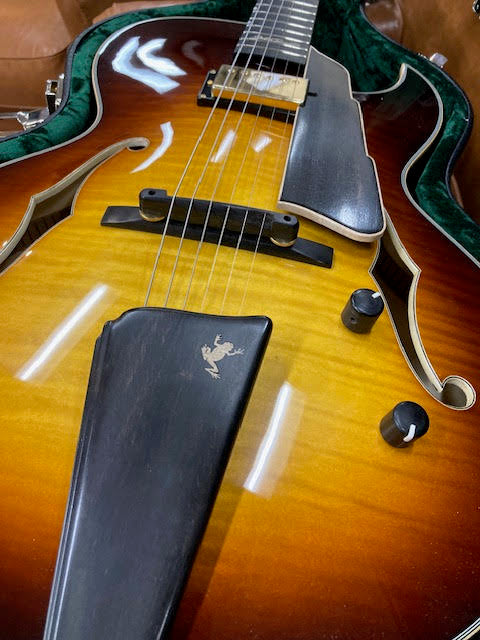 Eastman AR480CE-SB John Pisano Signature Sunburst Archtop Guitar – 2024 (pre-owned)