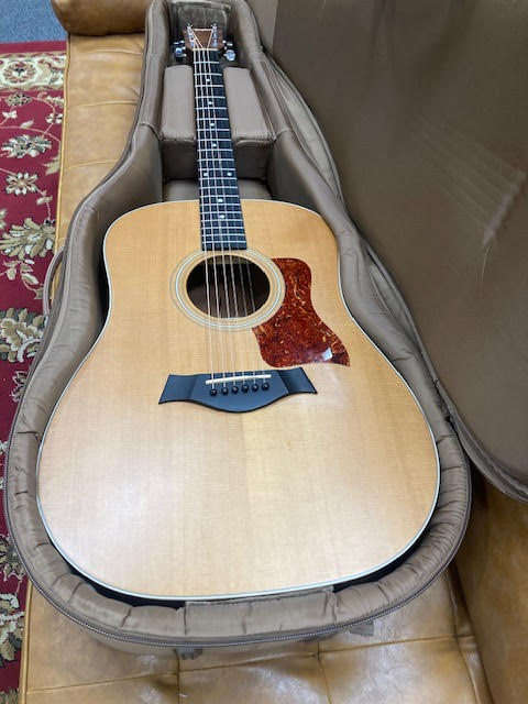 Taylor 210 acoustic guitar w/ Taylor bag (preowned)