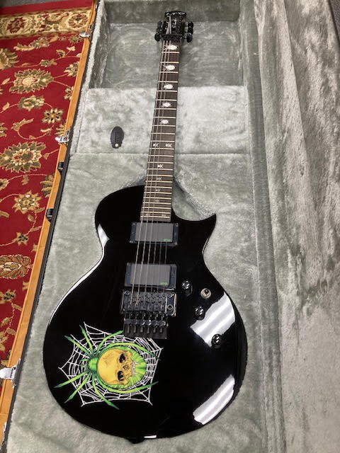 Kirk Hammett ESP LTD KH-3 w/ case  ( preowned )