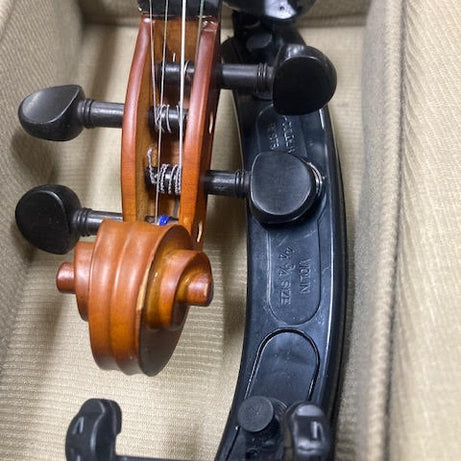 Vivo 4/4 violn w/ shoulder rest (preowned)