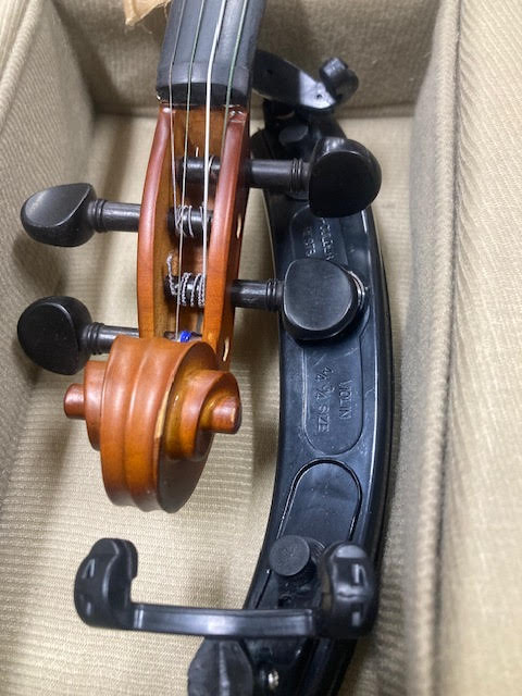 Vivo 4/4 violn w/ shoulder rest (preowned)
