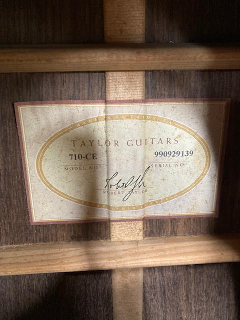 Taylor 710CE 1999 acoustic/electric guitar w/ case