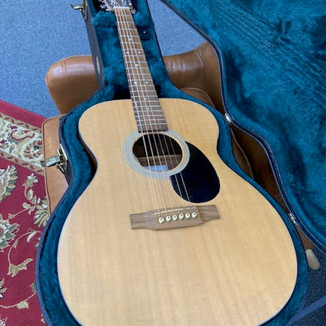 Martin OM-1 acoustic/electric guitar w/case (preowned)