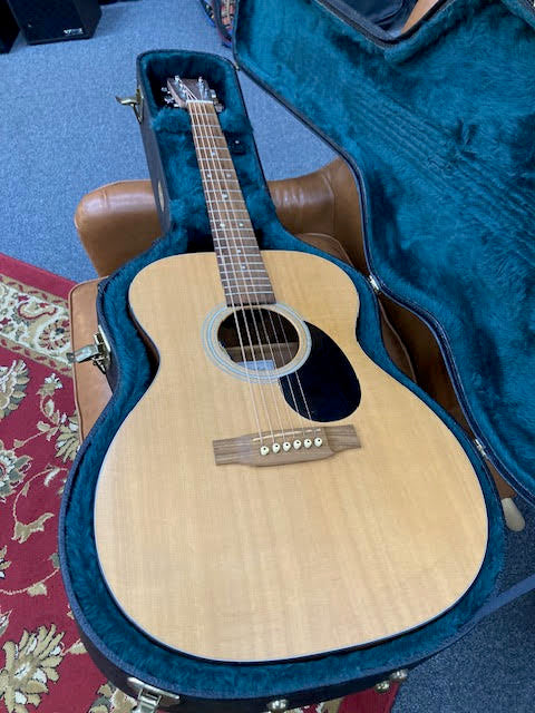 Martin OM-1 acoustic/electric guitar w/case (preowned)