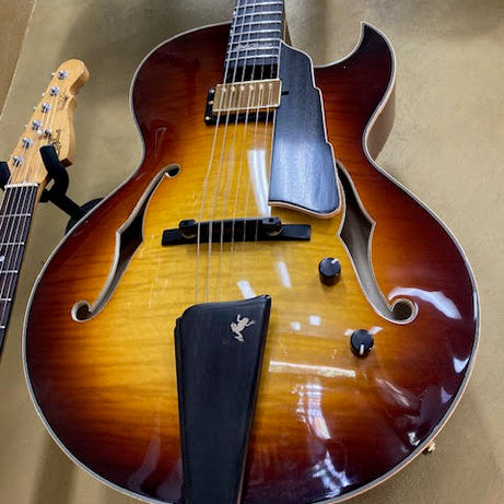Eastman AR480CE-SB John Pisano Signature Sunburst Archtop Guitar – 2024 (pre-owned)