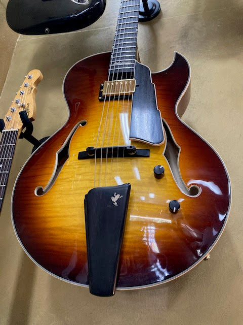 Eastman AR480CE-SB John Pisano Signature Sunburst Archtop Guitar – 2024 (pre-owned)