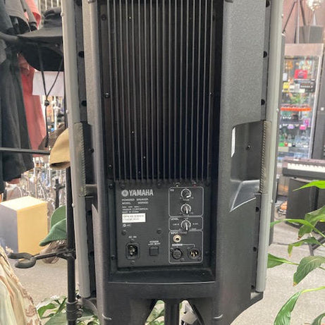 Yamaha MSR400 powered speakers x 2 Preowned with stands .