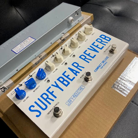 Surfy Industries | SurfyBear Compact DELUXE | Analog Reverb & Tremolo | White / Blue
