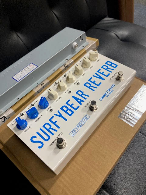 Surfy Industries | SurfyBear Compact DELUXE | Analog Reverb & Tremolo | White / Blue